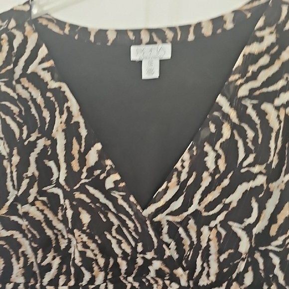 Elegant Black and Cream Long Sleeve Dress - Picture 4 of 7